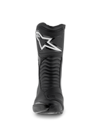 Bottes Alpinestars SMX S Waterproof, bottes de moto, noires, vue de face montrant le logo Astar blanc sur le protège-tibia, des panneaux flexibles en accordéon et une construction en microfibre durable pour le sport-touring.
