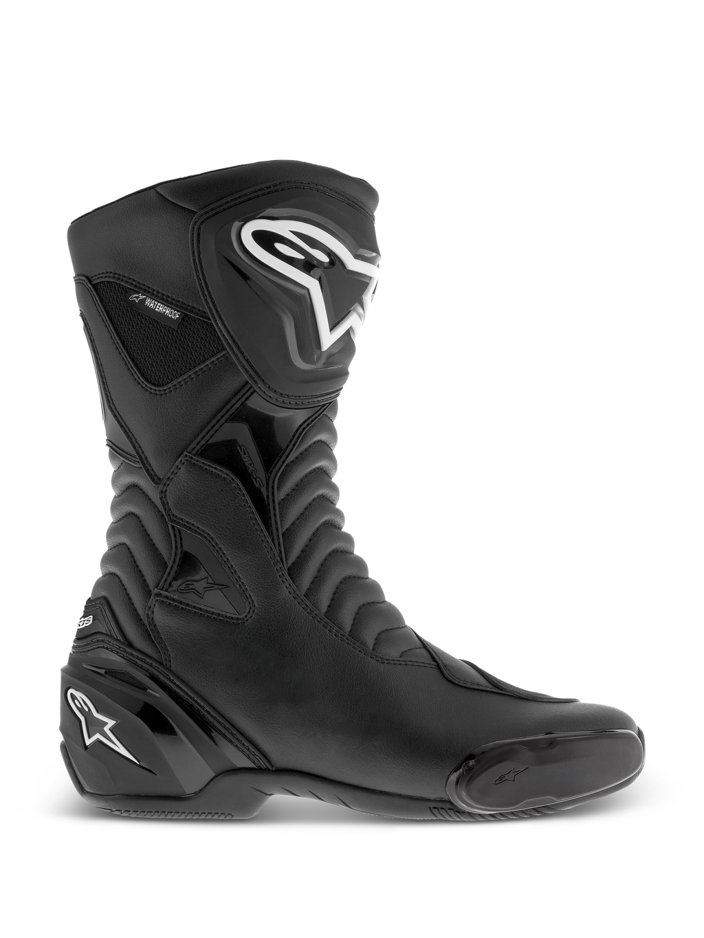 Alpinestars SMX S Waterproof Boots, bottes de moto noires, vue de profil avec logos blancs sur le tibia et le talon, panneaux de flexion en accordéon texturés, construction en microfibre durable et marquage imperméable, chaussures de sport-tourisme profilées