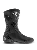 Alpinestars SMX S Waterproof Boots, bottes de moto noires, vue de profil avec logos blancs sur le tibia et le talon, panneaux de flexion en accordéon texturés, construction en microfibre durable et marquage imperméable, chaussures de sport-tourisme profilées