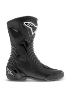 Alpinestars SMX S Waterproof Boots, bottes de moto noires, vue de profil avec logos blancs sur le tibia et le talon, panneaux de flexion en accordéon texturés, construction en microfibre durable et marquage imperméable, chaussures de sport-tourisme profilées