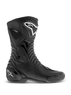 Alpinestars SMX S Waterproof Boots, bottes de moto noires, vue de profil avec logos blancs sur le tibia et le talon, panneaux de flexion en accordéon texturés, construction en microfibre durable et marquage imperméable, chaussures de sport-tourisme profilées