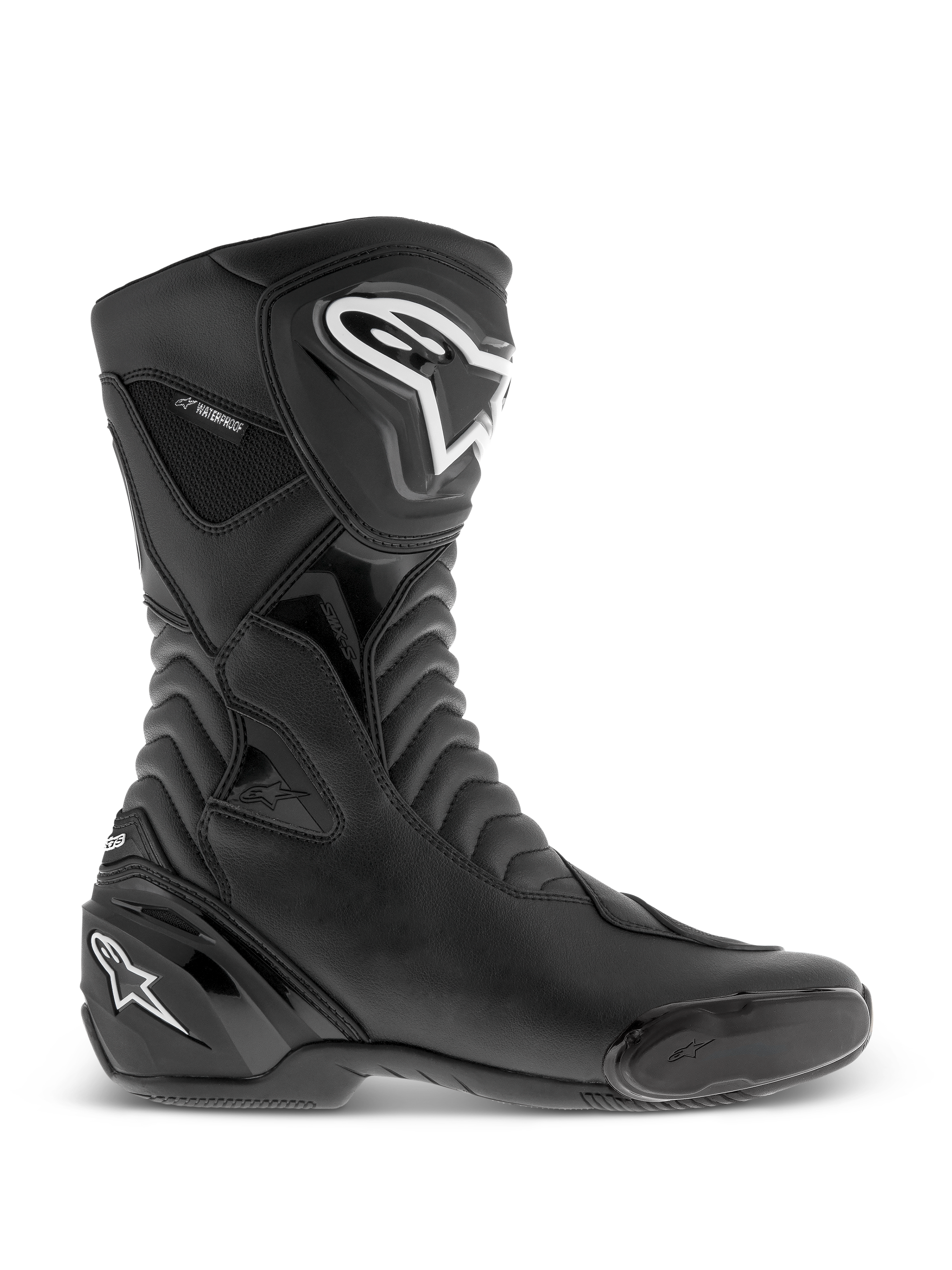 Alpinestars SMX S Waterproof Boots, bottes de moto noires, vue de profil avec logos blancs sur le tibia et le talon, panneaux de flexion en accordéon texturés, construction en microfibre durable et marquage imperméable, chaussures de sport-tourisme profilées