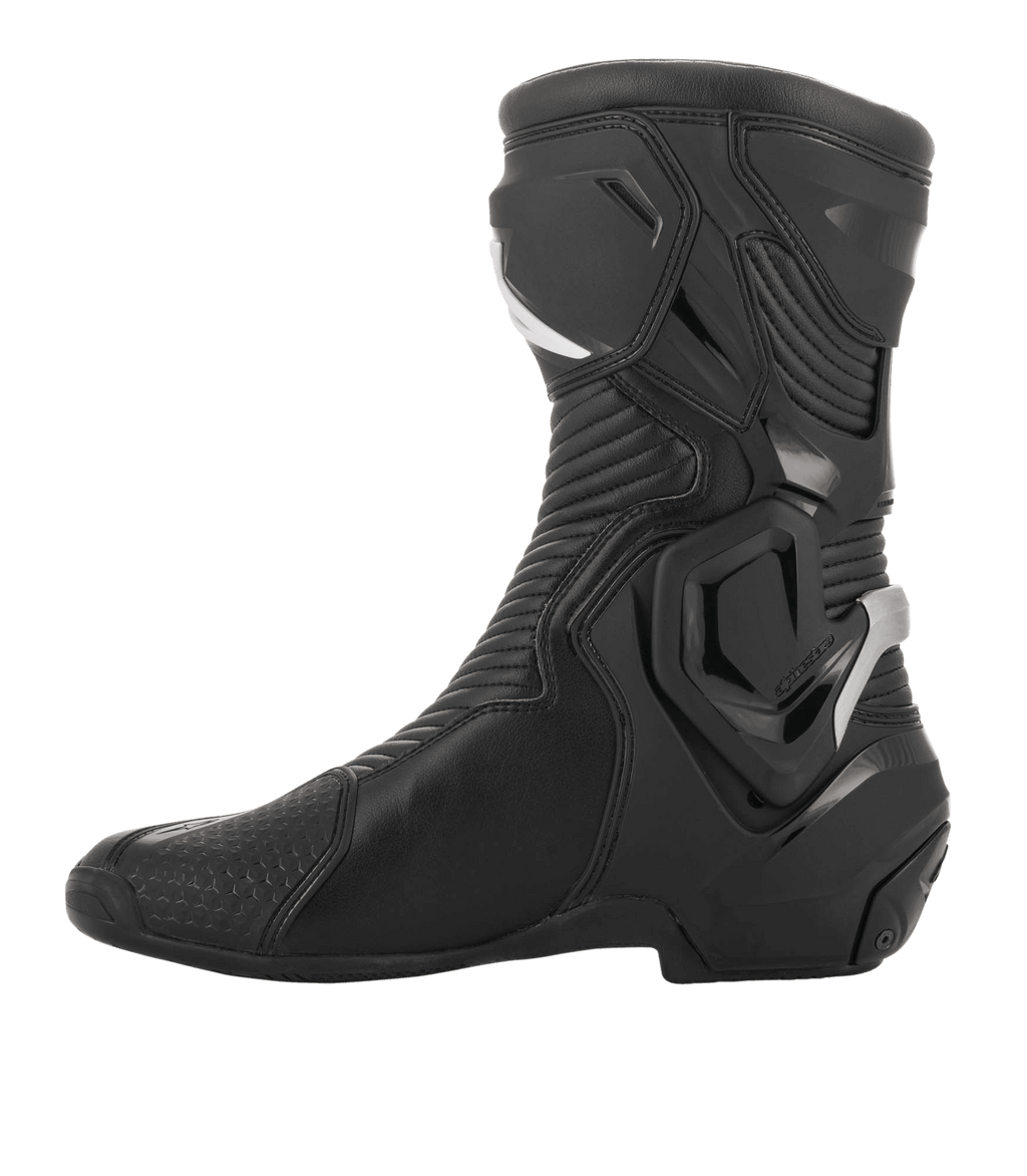 Botte Alpinestars SMX Plus V2 GORE-TEX, botte de moto de performance, noir et argent, vue de profil avec construction en microfibre avancée, système de cheville Multi-Link Control et panneaux en accordéon flexibles pour pilotes sport et touring.