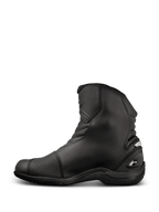 Bottes Alpinestars New Land GORE-TEX, bottes de moto de route-touring, noir, design mi-long en cuir pleine fleur avec zones de flexion en accordéon, patin de sélecteur renforcé et semelle en caoutchouc robuste.