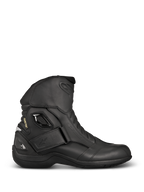 Bottes Alpinestars New Land GORE-TEX, bottes de moto touring noires, vue de profil en cuir pleine fleur, sangle Velcro à la cheville, marquage GORE-TEX et talon renforcé pour une protection imperméable