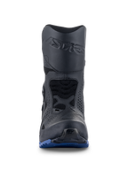 Bottes Alpinestars RT-8 GORE-TEX, bottes de moto touring, noir et bleu, vue de face avec logo Astars embossé sur le tibia, protection de sélecteur et semelle extérieure bleue robuste pour une traction tout-terrain