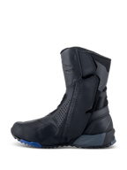 Bottes Alpinestars RT-8 GORE-TEX, bottes de moto touring, noir et bleu, vue de profil montrant une tige élégante en microfibre avec des panneaux perforés, des zones de protection intégrées et une semelle robuste aux accents bleus.