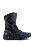 Bottes Alpinestars RT-8 GORE-TEX, bottes de moto touring, noires avec accents bleus sur la semelle, dotées d'un design technique montant avec tige en microfibre et textile, perforations triangulaires, marquage GORE-TEX et semelle robuste.