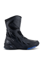 Bottes Alpinestars RT-8 GORE-TEX, bottes de moto touring, noires avec accents bleus sur la semelle, dotées d'un design technique montant avec tige en microfibre et textile, perforations triangulaires, marquage GORE-TEX et semelle robuste.