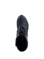 Bottes Alpinestars RT-8 GORE-TEX, noir et bleu, vue de dessus montrant le renfort de sélecteur, les panneaux en microfibre perforée et les détails bleus sur la semelle, chaussures de moto de touring techniques et imperméables