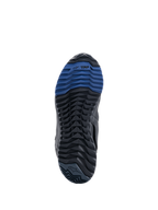 Bottes Alpinestars RT-8 GORE-TEX, vue de la semelle montrant la semelle extérieure en caoutchouc noir et bleu, dotée d'un motif de crampons robuste et du marquage TPF, conçue pour l'adhérence et le confort de marche sur les terrains d'aventure touring.