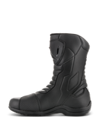 Bottes Alpinestars Radon Drystar®, bottes de touring moto, noires, vue de profil avec plaque de protection tibiale en TPU et renfort sélecteur, zones de flexion en accordéon, construction en microfibre durable pour le touring d'aventure