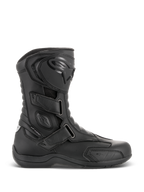 Bottes Alpinestars Radon Drystar®, bottes de moto touring noires imperméables, vue de profil avec trois sangles auto-agrippantes réglables, plaque de tibia protectrice en TPU avec logo Alpinestars, protection de cheville renforcée et semelle vulcanisée durable.