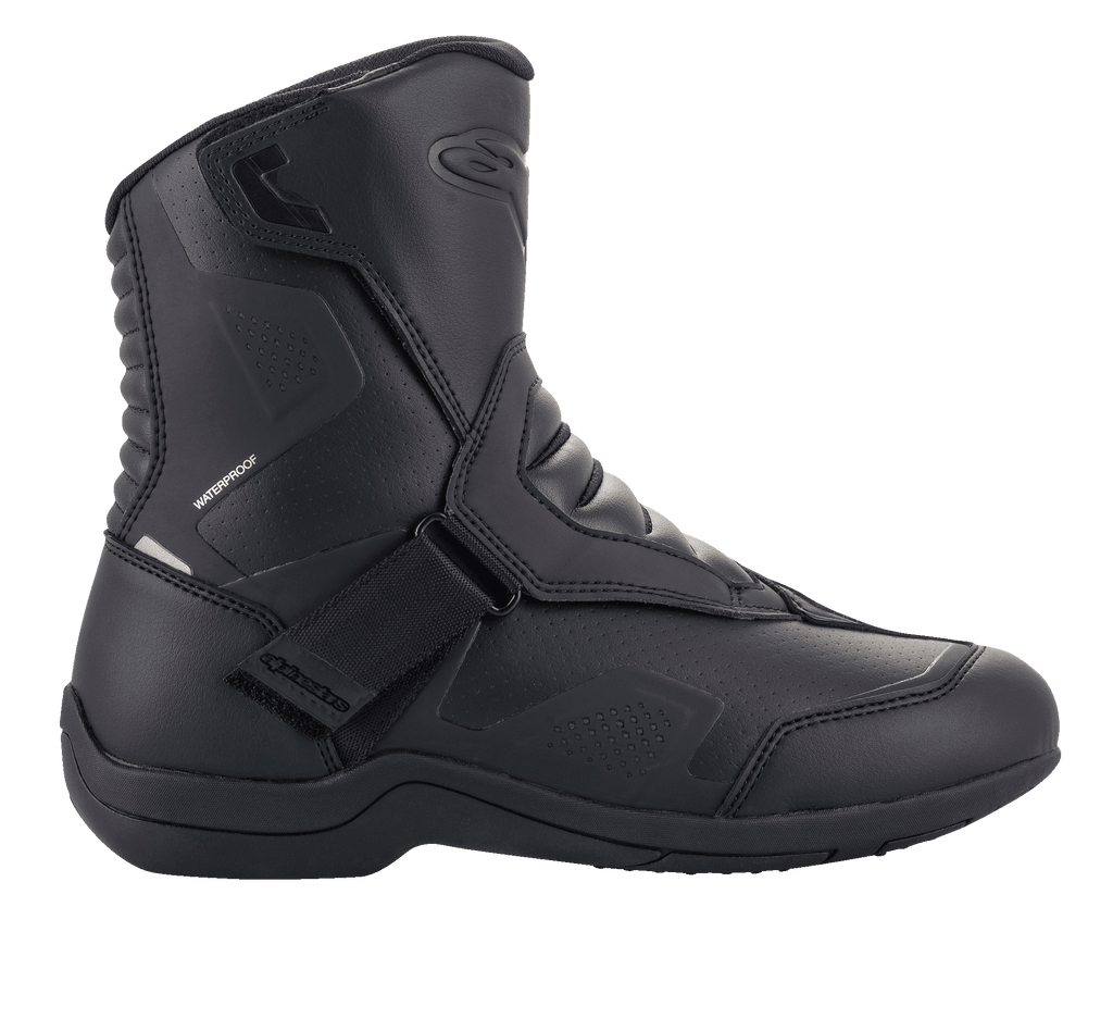Alpinestars Ridge V2 Waterproof Boot, vue latérale d'une botte de moto touring noire, construction en microfibre durable avec panneaux perforés, fermeture par large sangle Velcro, zones de flexion en accordéon à la cheville, design imperméable épuré pour la conduite sur route par tous les temps