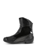 Alpinestars Bottes Stella Valencia Waterproof pour femme, noir, vue latérale, conception multi-panneaux en cuir et daim, zones de flexion en accordéon à l'avant et à l'arrière, bottes de touring moto à tige basse
