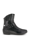 Alpinestars Stella Valencia Waterproof, bottes de moto touring pour femme, noires, vue de profil, construction en cuir avec zones d'accordéon flexibles à l'avant et à l'arrière, sangle à boucle sur le cou-de-pied et semelle en caoutchouc texturée.