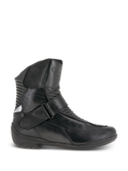 Alpinestars Stella Valencia Waterproof, bottes de moto touring pour femme, noires, vue de profil, construction en cuir avec zones d'accordéon flexibles à l'avant et à l'arrière, sangle à boucle sur le cou-de-pied et semelle en caoutchouc texturée.