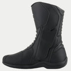 Bottes Alpinestars Origin Drystar®, bottes de moto touring noires, vue de profil du côté médial montrant le rabat du système d'ouverture, tige en microfibre avec zones de flexion en accordéon à l'avant et à l'arrière, conception imperméable durable pour la route et l'aventure