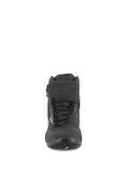 Chaussures imperméables Alpinestars Fastback 2 Drystar®, noir et blanc, vue de face présentant le système de laçage avec sangle réglable à crochets et boucles, logo embossé, conception durable en cuir et microfibre pour la conduite sur route