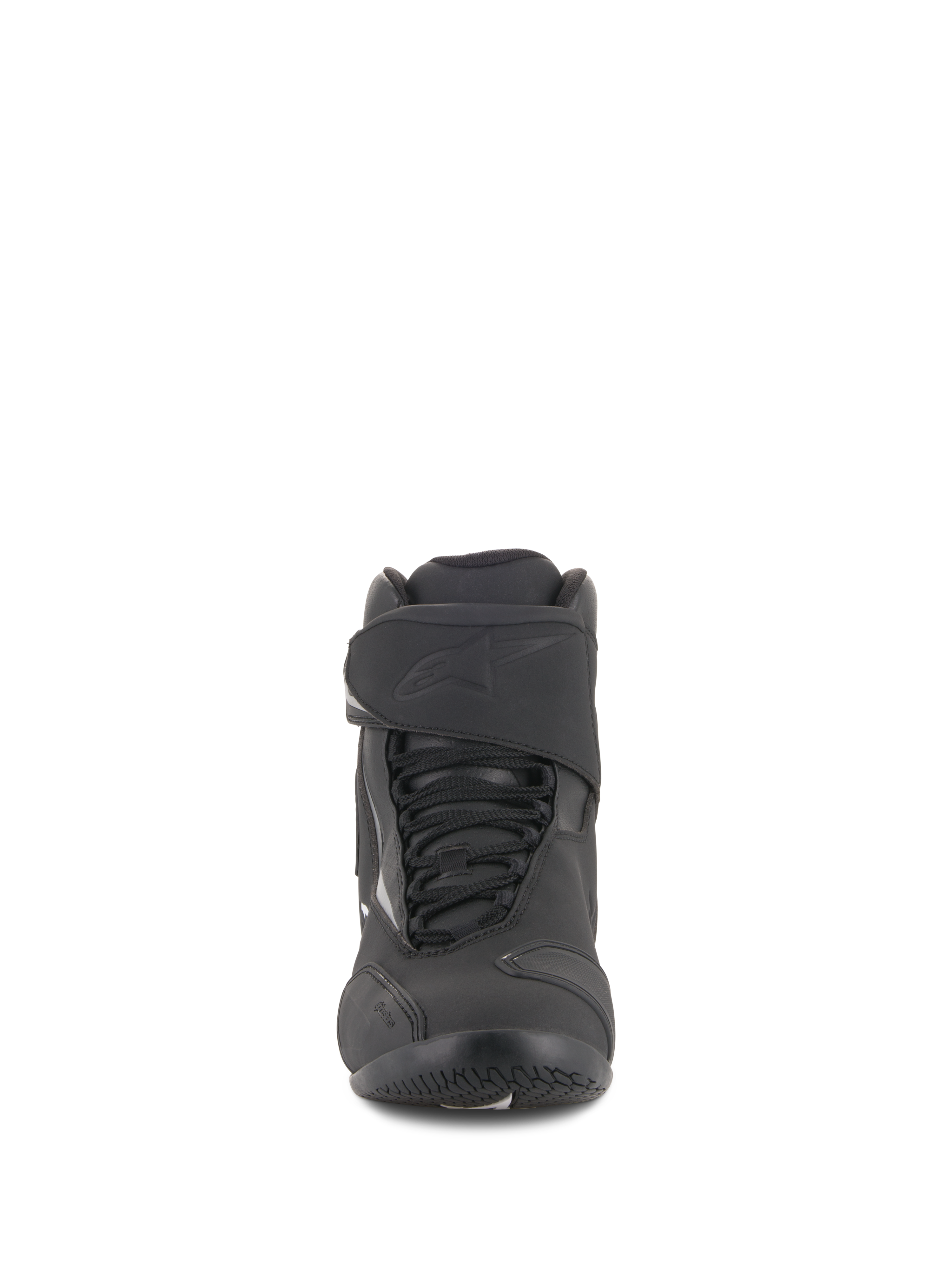 Chaussures imperméables Alpinestars Fastback 2 Drystar®, noir et blanc, vue de face présentant le système de laçage avec sangle réglable à crochets et boucles, logo embossé, conception durable en cuir et microfibre pour la conduite sur route
