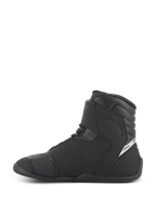 Chaussures imperméables Alpinestars Fastback 2 Drystar®, chaussures de moto, noir et blanc, vue de profil, construction en cuir noir et microfibre avec tige haute, détail du logo blanc sur le talon, chaussures imperméables élégantes pour la conduite sur route