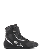 Alpinestars Fastback 2 Drystar, chaussures de moto montantes imperméables, baskets noires et blanches avec logo étoile blanc et accents argentés, fermeture à lacets et sangle velcro, chaussures de conduite urbaine imperméables