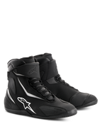 Chaussures imperméables Alpinestars Fastback 2 Drystar®, chaussures de moto noires et blanches, design montant avec logo Alpinestars et accents blancs, fermeture à lacets avec sangle de cheville auto-agrippante, construction robuste pour le touring routier.