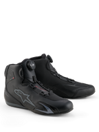 Chaussures Alpinestars Celer, chaussures de moto, noir et gris foncé, dotées du système de fermeture Rotor intégré pour un ajustement de précision, construction en microfibre technique avec logo étoile perforé, design sportif à profil bas pour la course et la route