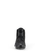 Chaussures Alpinestars Celer, chaussures de moto, noir, vue de face présentant la molette du système de fermeture Rotor intégré, construction en microfibre technique avec un profil épuré et une zone des orteils renforcée.