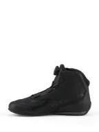 Chaussures Alpinestars Celer, chaussures de moto sport et racing, noir et gris foncé, vue de profil présentant la molette du système de fermeture Rotor intégré, construction technique en microfibre avec logo Alpinestars, design épuré pour la performance