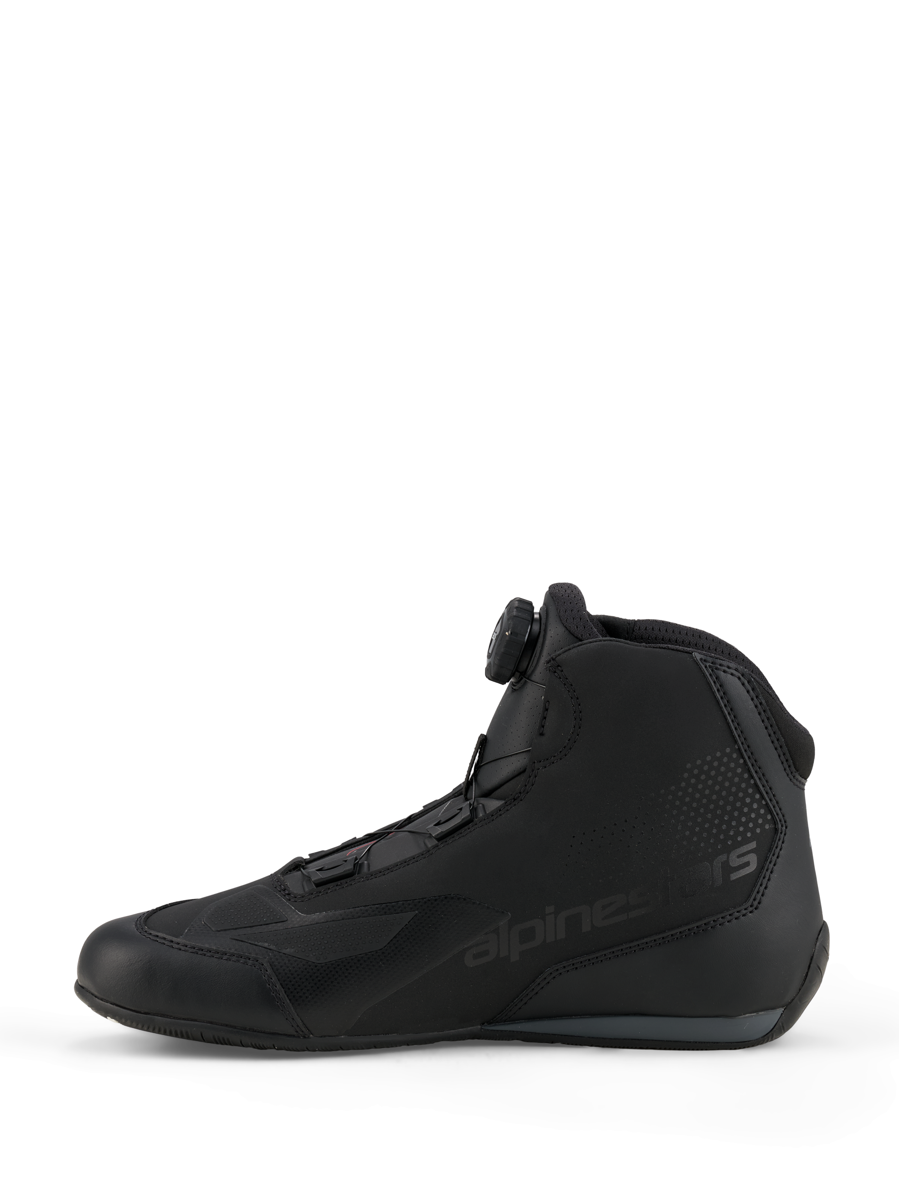 Chaussures Alpinestars Celer, chaussures de moto sport et racing, noir et gris foncé, vue de profil présentant la molette du système de fermeture Rotor intégré, construction technique en microfibre avec logo Alpinestars, design épuré pour la performance