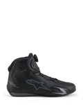 Chaussures Alpinestars Celer, chaussures de moto, noir et gris foncé, vue de profil montrant la molette du système de fermeture Rotor sur la languette, tige en microfibre technique avec logo Alpinestars gris, profil sport et course épuré