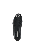 Chaussures Alpinestars Celer, vue de la semelle, mélange de caoutchouc noir résistant à l'huile avec motif d'adhérence ondulé texturé, logo Alpinestars blanc sur la pointe et le talon, conçu pour l'adhérence sur les repose-pieds de moto