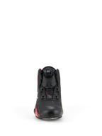 Chaussures Alpinestars Celer, chaussures de moto, noir et rouge vif, vue de face présentant la molette du système de fermeture Rotor, tige en microfibre technique et design épuré inspiré de la course