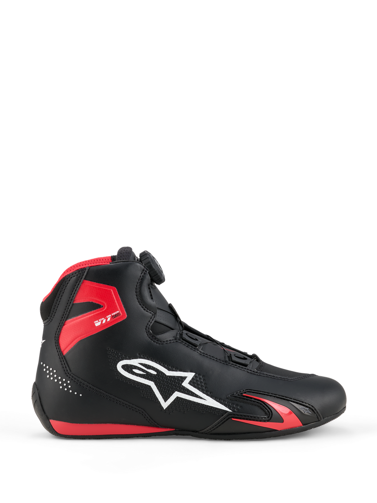 Alpinestars Celer, chaussures montantes de moto, noires et rouges, logo étoile blanc, design sportif avec accents rouges sur le talon et la semelle, système de laçage, doublure intérieure rouge
