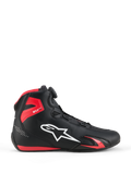 Chaussures Alpinestars Celer, chaussures de moto, noir et rouge vif, vue de profil avec logo Alpinestars blanc, molette du système de fermeture Rotor, protection de cheville en TPU rouge et conception épurée en microfibre pour le sport et la course