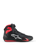 Chaussures Alpinestars Celer, chaussures de moto, noir et rouge vif, vue de profil avec logo Alpinestars blanc, molette du système de fermeture Rotor, protection de cheville en TPU rouge et conception épurée en microfibre pour le sport et la course