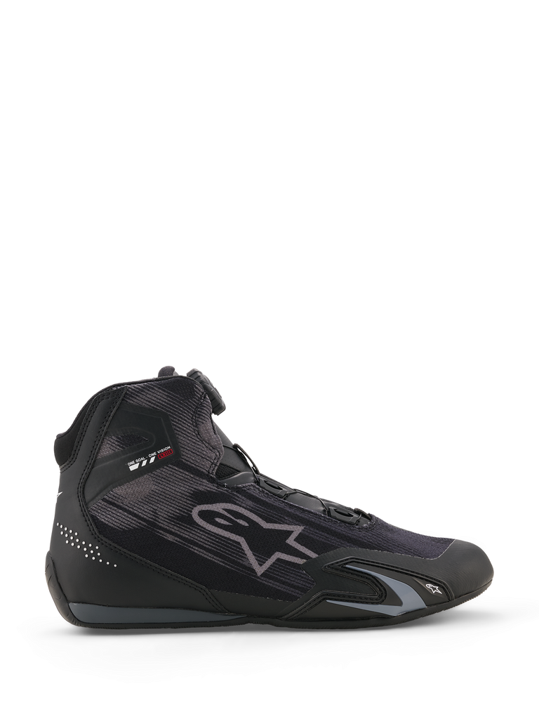 Alpinestars Celer Superair Shoes, chaussures de moto urbaines, noires avec accents gris et blancs, design haute tige profilé, logo étoile réfléchissant, zone d'orteil renforcée, semelle en caoutchouc, support de cheville rembourré, protection des lacets intégrée