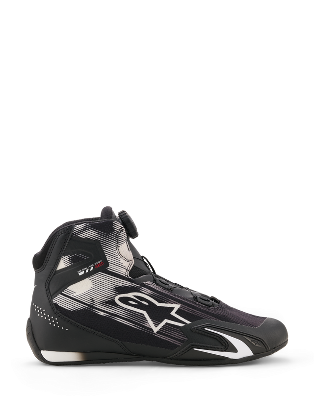 Alpinestars Celer Superair Shoes, chaussures de course montantes, noires avec motifs blancs et gris, logo étoile blanc sur le côté et la languette, système de fermeture unique à la cheville, semelle noire avec accent blanc, design sportif moderne