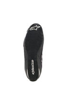 Chaussures Alpinestars Celer Superair, chaussures de moto, noir et blanc, vue de dessous montrant la semelle extérieure en caoutchouc résistant à l'huile avec motif de bande de roulement texturé, logo Alpinestars blanc sur le talon et nom de la marque au centre pour l'adhérence et la performance