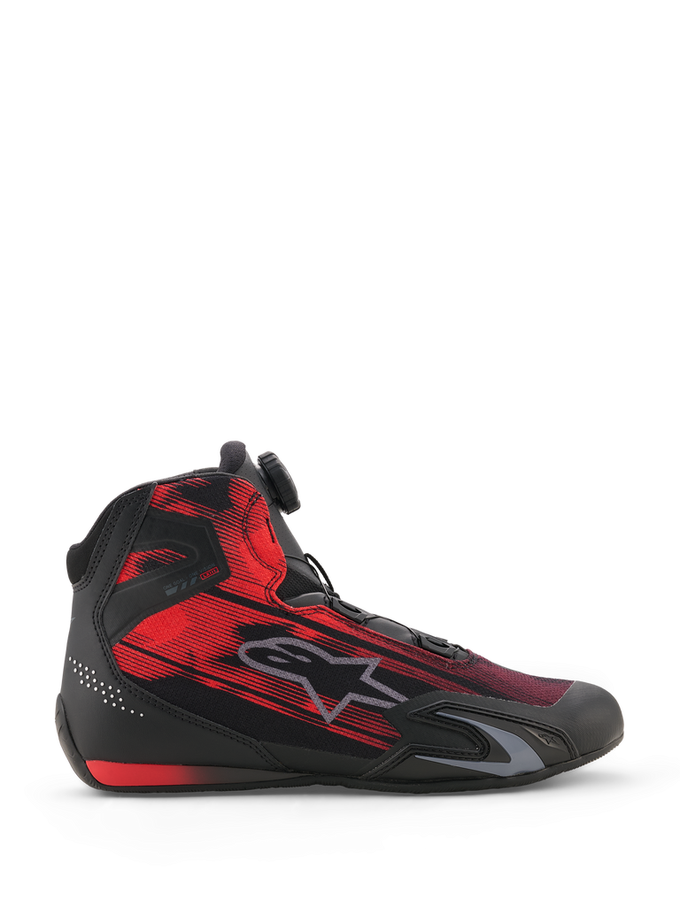 Chaussures Alpinestars Celer Superair, chaussures de moto, noir et rouge vif, vue latérale présentant une tige en textile aux graphismes striés, logo Alpinestars gris et molette du système de fermeture Rotor, chaussures de sport haute performance pour motards