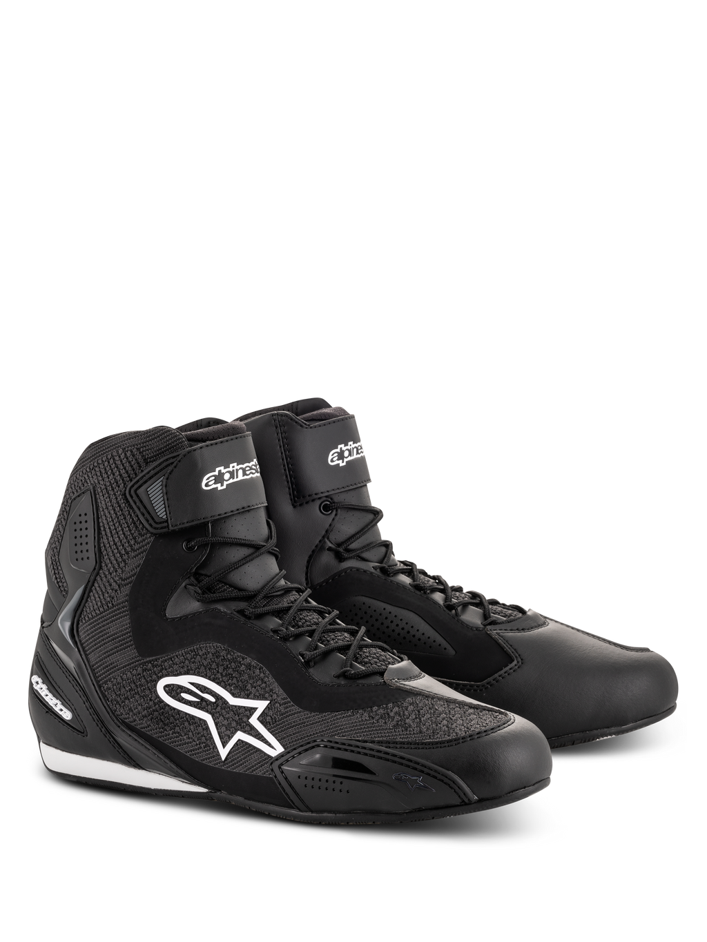 Chaussures Alpinestars Faster-3 Rideknit®, chaussures de moto noires, dotées de panneaux en maille tricotée et d'un châssis en microfibre, logo étoile Alpinestars blanc sur le côté, lacets avec sangle de cheville auto-agrippante, conçues pour la course sur route et les trajets urbains.