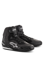 Chaussures Alpinestars Faster-3 Rideknit®, chaussures de moto noires, dotées de panneaux en maille tricotée et d'un châssis en microfibre, logo étoile Alpinestars blanc sur le côté, lacets avec sangle de cheville auto-agrippante, conçues pour la course sur route et les trajets urbains.