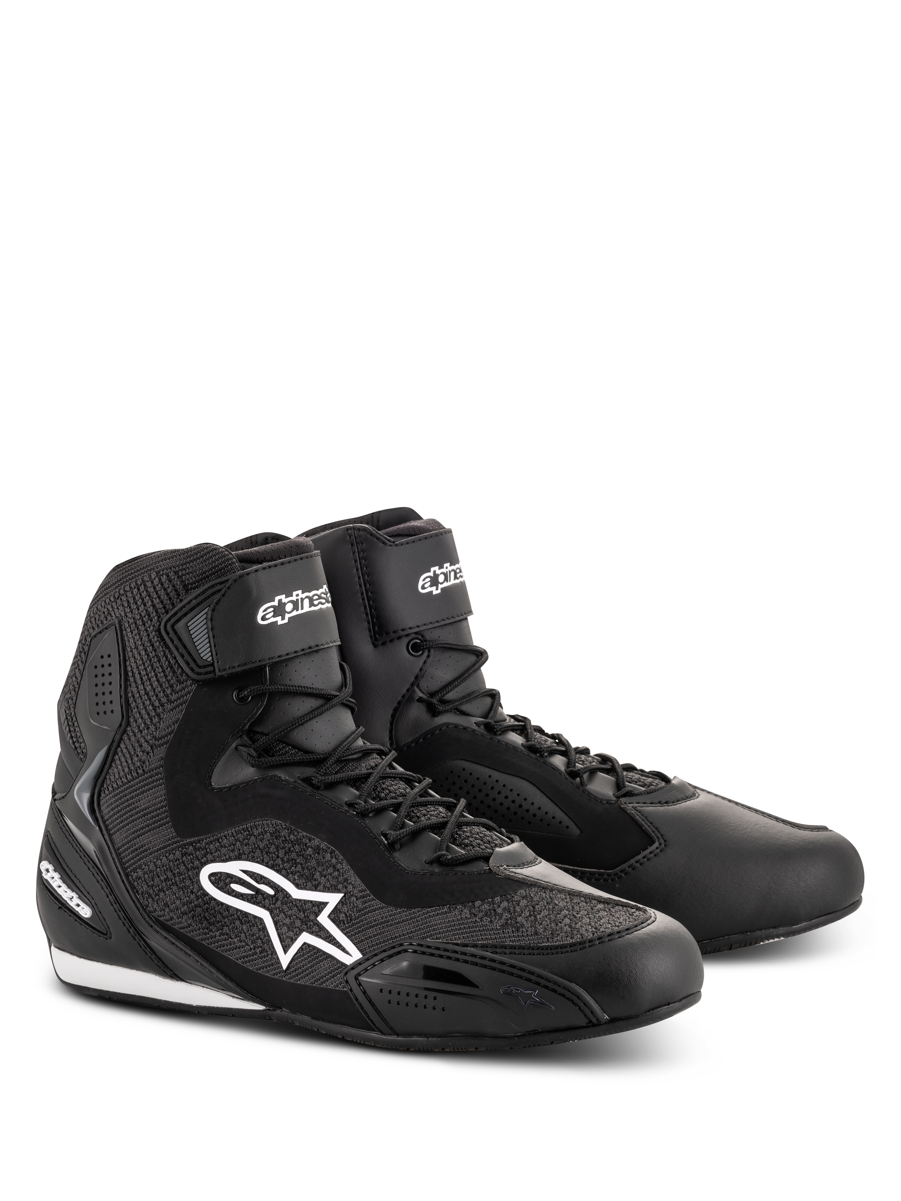 Chaussures Alpinestars Faster-3 Rideknit®, chaussures de moto noires, dotées de panneaux en maille tricotée et d'un châssis en microfibre, logo étoile Alpinestars blanc sur le côté, lacets avec sangle de cheville auto-agrippante, conçues pour la course sur route et les trajets urbains.