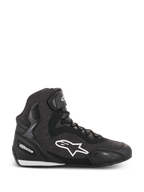 Alpinestars Faster-3 Rideknit® Shoes, chaussures de moto montantes noires, logo étoile blanc, construction en maille texturée et mesh, fermeture à lacets avec sangle à la cheville, talon et pointe renforcés, semelle profilée basse avec accents blancs