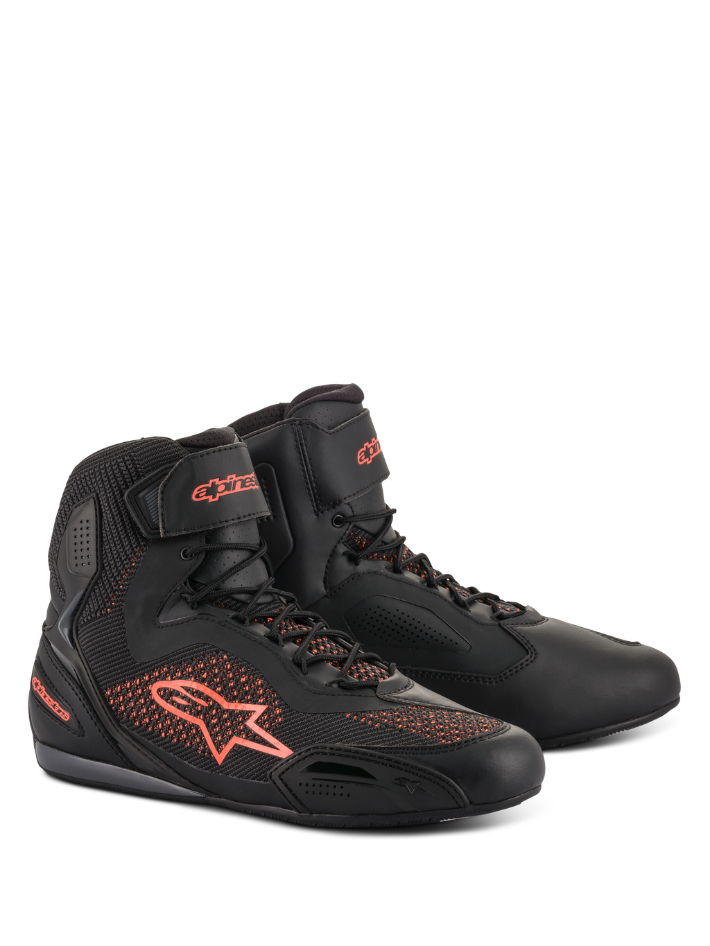 Chaussures Alpinestars Faster-3 Rideknit, chaussures de moto, noir et rouge fluorescent, dotées de panneaux en maille respirante et d'une construction en microfibre légère, profil montant avec logo Alpinestars sur le côté et le talon, fermeture à lacets sécurisée avec sangle de cheville auto-agrippante