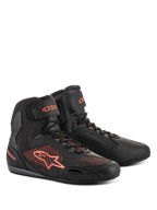 Chaussures Alpinestars Faster-3 Rideknit, chaussures de moto, noir et rouge fluorescent, dotées de panneaux en maille respirante et d'une construction en microfibre légère, profil montant avec logo Alpinestars sur le côté et le talon, fermeture à lacets sécurisée avec sangle de cheville auto-agrippante