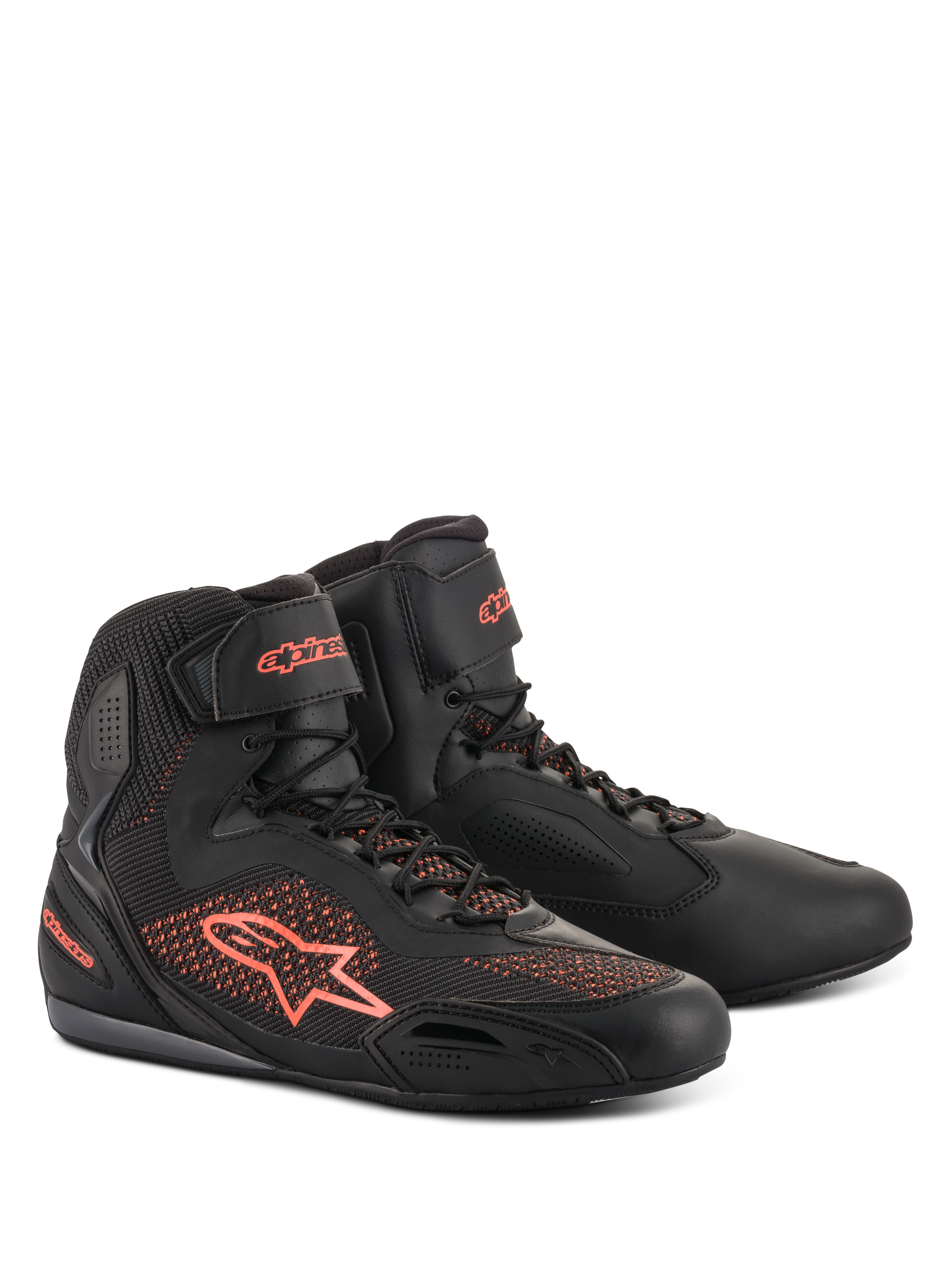 Chaussures Alpinestars Faster-3 Rideknit, chaussures de moto, noir et rouge fluorescent, dotées de panneaux en maille respirante et d'une construction en microfibre légère, profil montant avec logo Alpinestars sur le côté et le talon, fermeture à lacets sécurisée avec sangle de cheville auto-agrippante