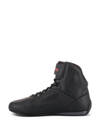 Chaussures Alpinestars Faster-3 Rideknit®, chaussure de moto noire, vue de profil, tige en microfibre noir mat avec panneaux perforés pour la ventilation, système de lacets avec logo Alpinestars rouge sur la sangle de cheville, design sportif pour la route