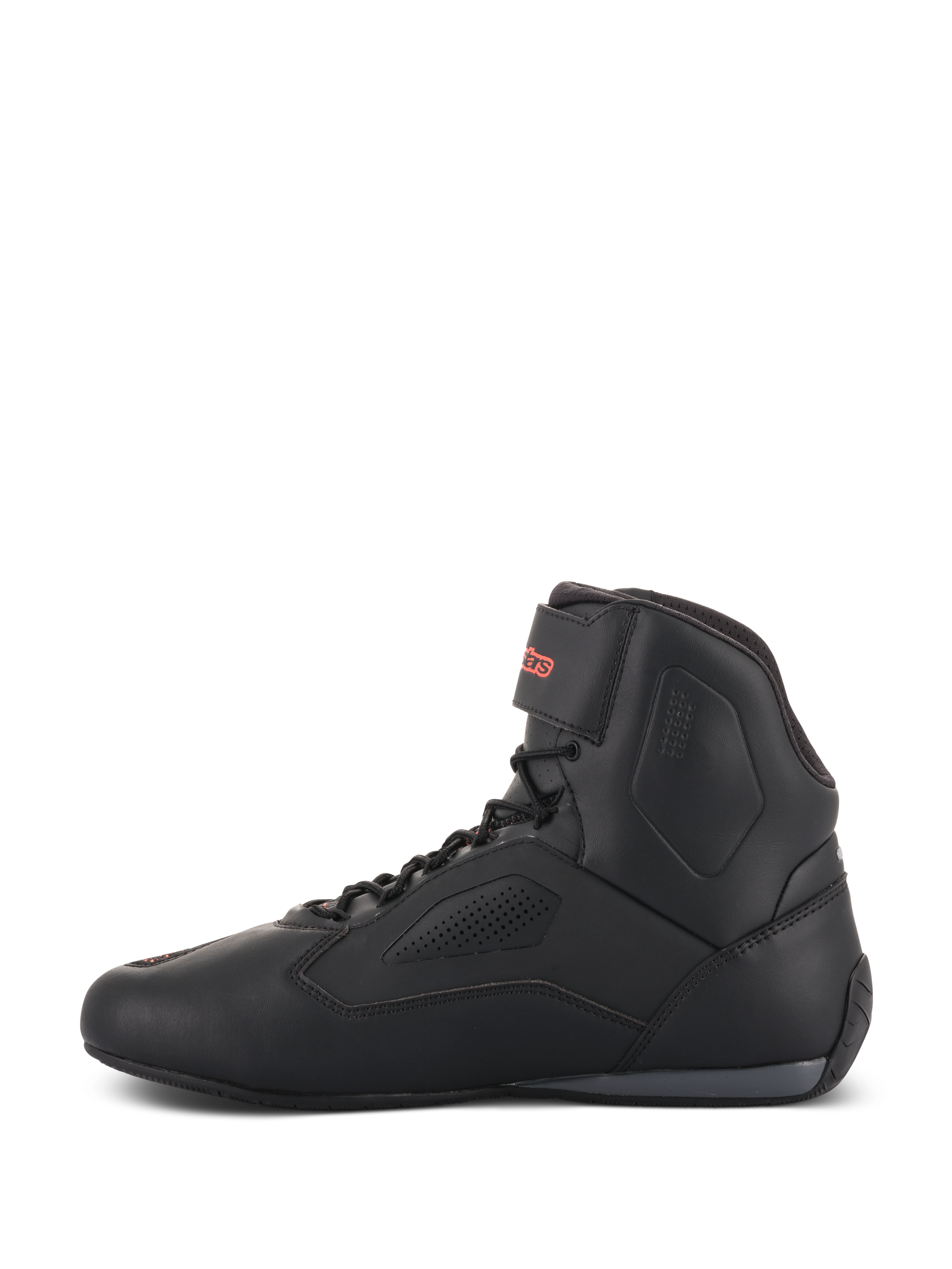 Chaussures Alpinestars Faster-3 Rideknit®, chaussure de moto noire, vue de profil, tige en microfibre noir mat avec panneaux perforés pour la ventilation, système de lacets avec logo Alpinestars rouge sur la sangle de cheville, design sportif pour la route